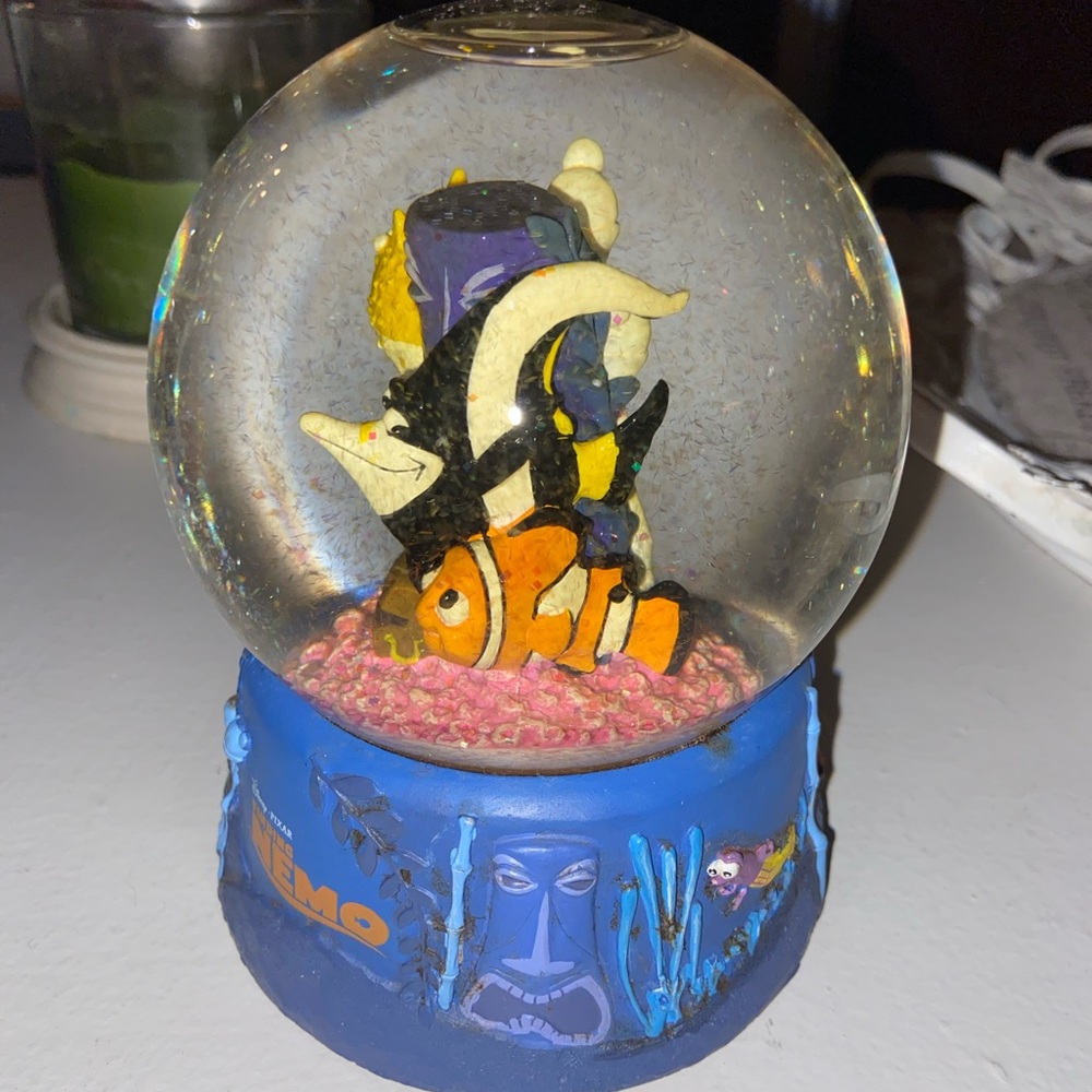 Finding Nemo collectable snow globe